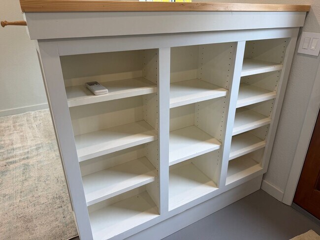 Building Photo - Updated and Stylish Studio Includes Utilities!