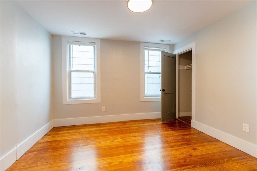 Building Photo - 206 H St