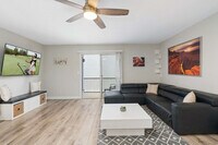 Building Photo - 740 W Elm St