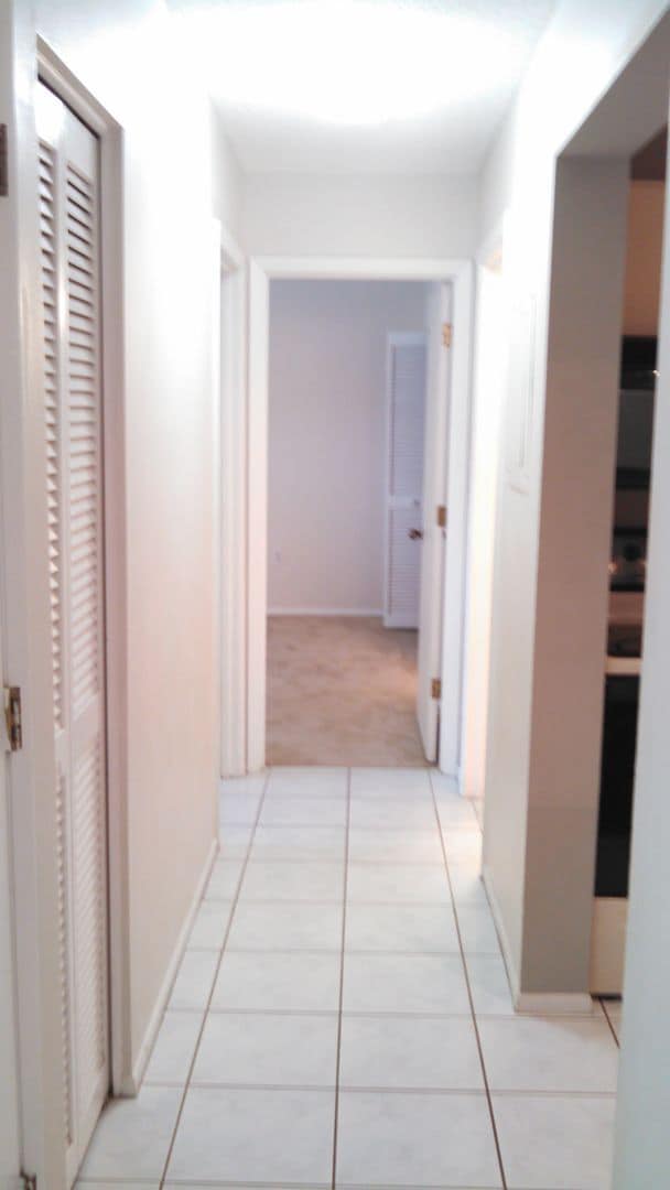 Building Photo - Charming 2 Bedroom 2 Bath Condo (Mirror Lake Condominiums)