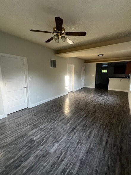 Building Photo - 5405 Quintana St