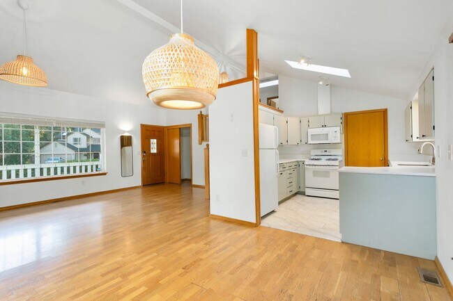 Building Photo - 2bd 2ba luxury duplex