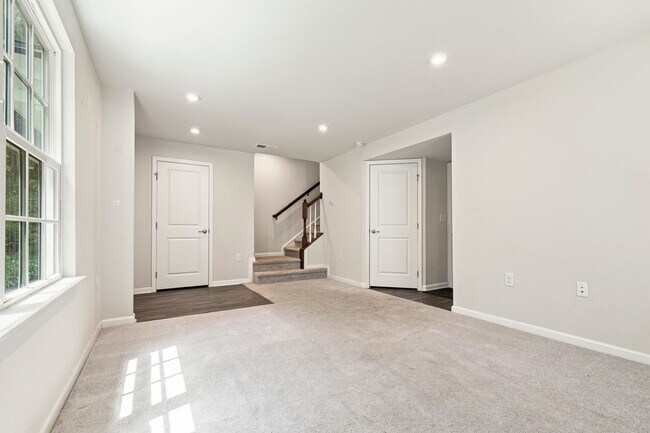 Building Photo - 121 Callowhill Ln
