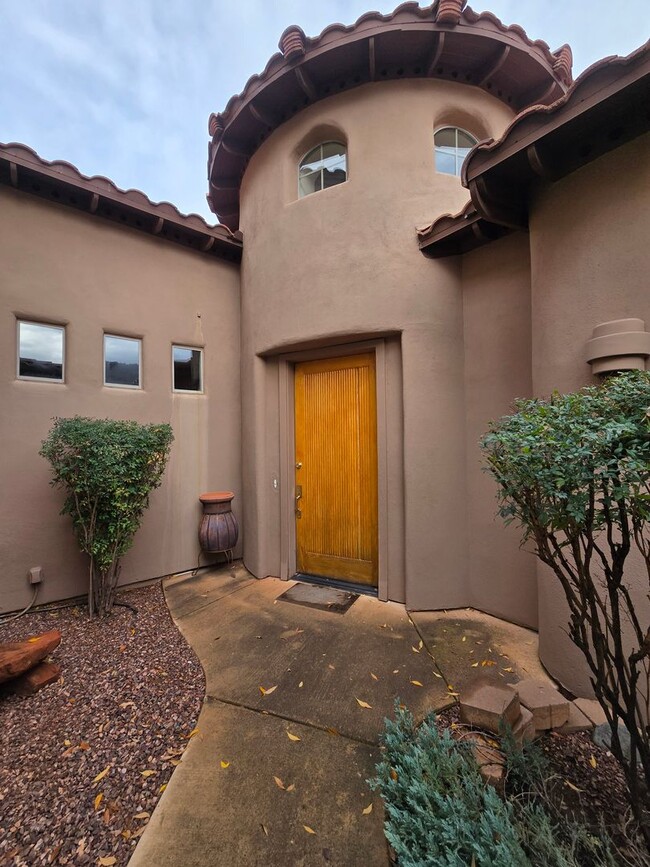 Building Photo - 170 Colinas