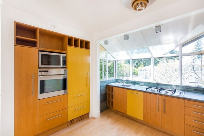 Building Photo - Sunny Apartment in Elmwood Neighborhood