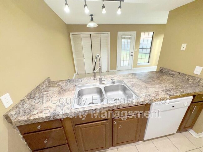 Building Photo - 875 Fairview Dr