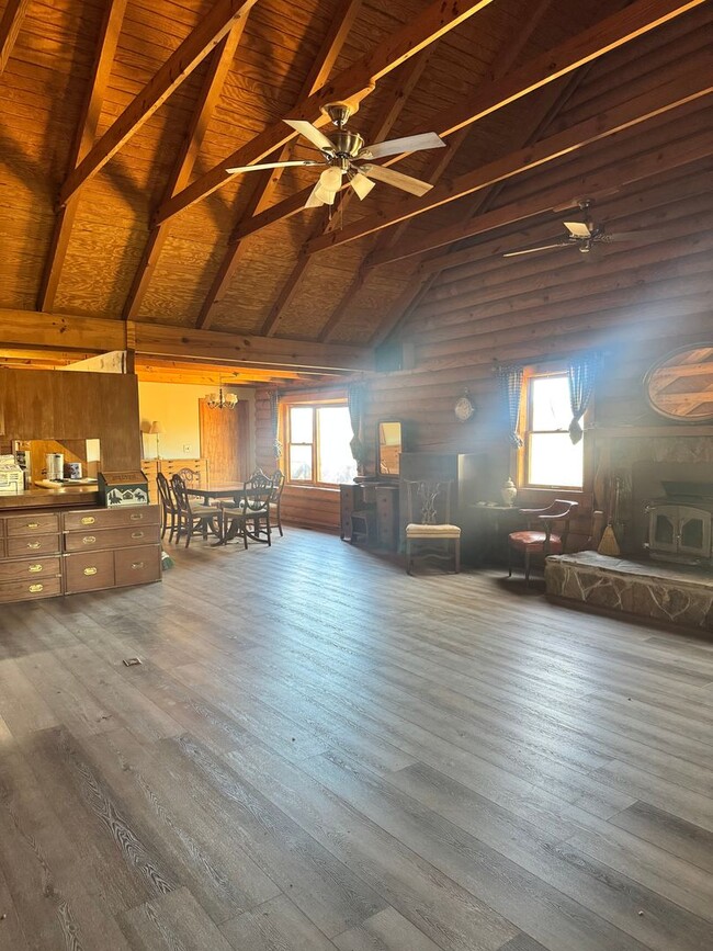 Building Photo - Log Cabin in Oconee on a 1.357 acre neighborhood wooded lot!