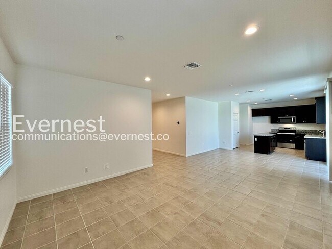 Building Photo - 4 Bed/3 Bath Home with Fenced Yard & Garage / Vouchers Accepted / Available Now!