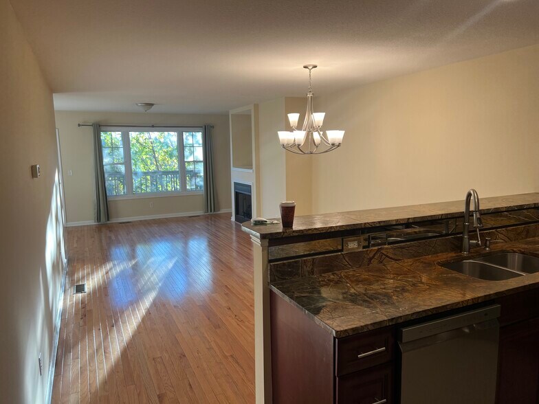 Living room - 43 Rotunda Cir