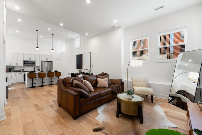 Primary Photo - 1941 W Augusta Blvd