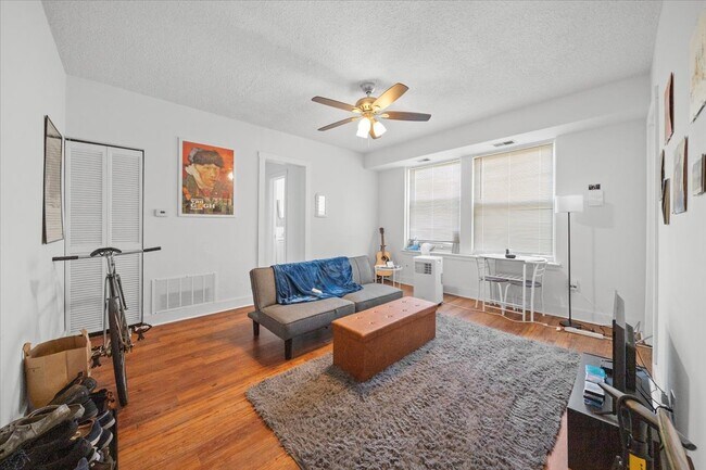 Building Photo - 3727 N Pine Grove Ave