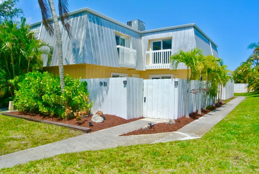 Primary Photo - 141 E Riverside Dr