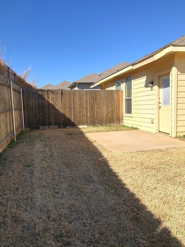 Building Photo - Nice 3 bedroom, 2 bathroom Duplex in Weath...