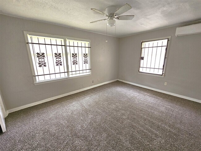 Building Photo - 5902 Pershing St