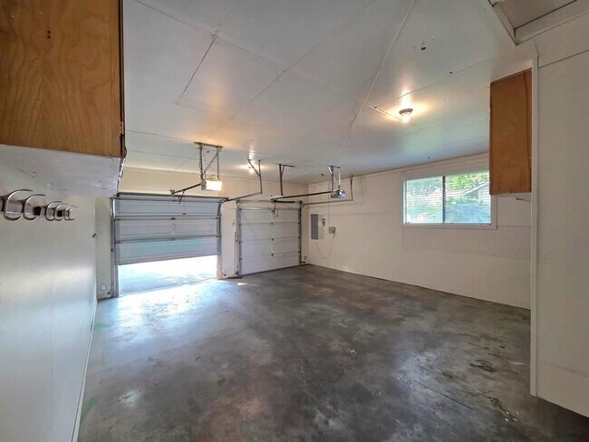 Building Photo - Stunning 4 Bedroom, 3 Bathroom Home, with ...