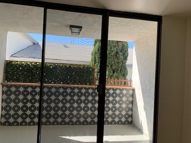 Building Photo - Rare Oppotunity: Freshly Remodeled 4-Bdrm/2-Ba Condo at 11th & Arizona in Santa Monica