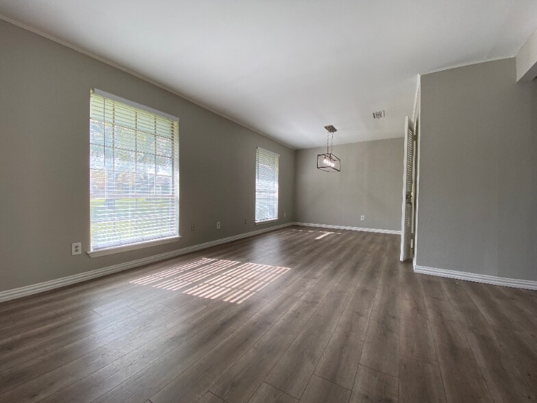 Building Photo - 2617 Charter Oak Dr