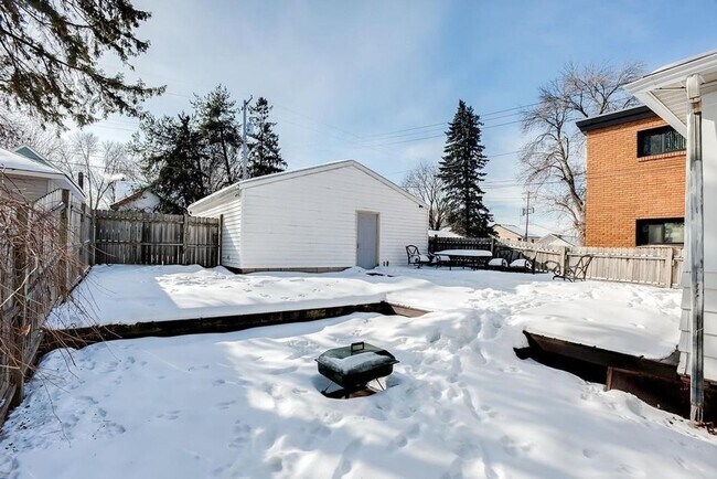 Building Photo - 6 bedroom 2 bathroom available 06/01/2026