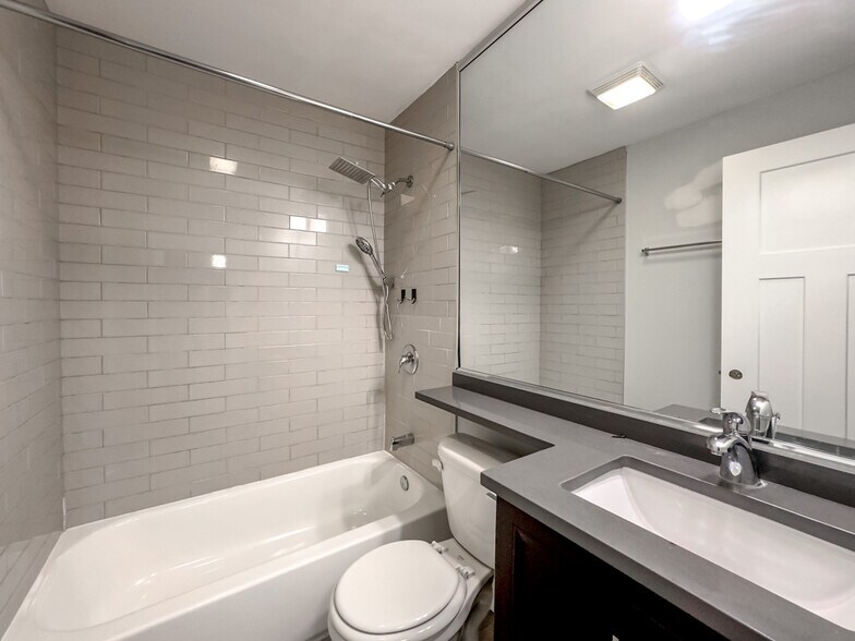 Building Photo - 535 W Surf St