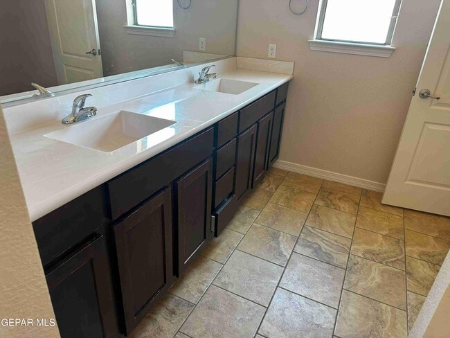 Building Photo - 14712 Far View Ct