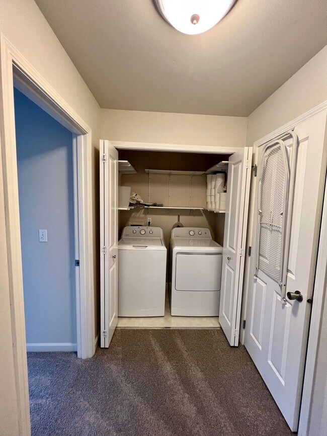 Building Photo - Capitol Hill/Madison Valley Townhouse