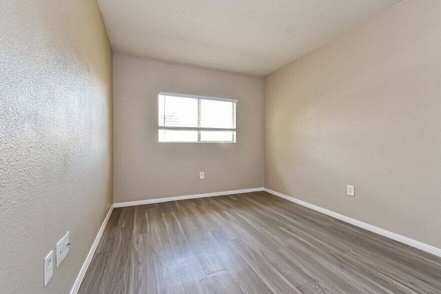 Building Photo - 2306 Hollow Oak Ave