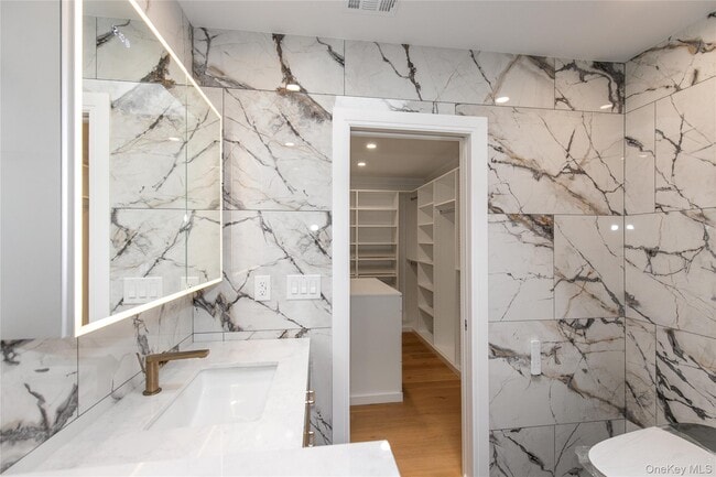 Building Photo - 18 Acorn Ponds Dr