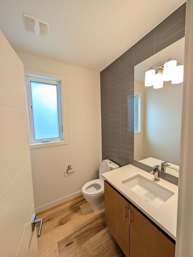 Building Photo - Stunning Modern Home in South Burlingame -...