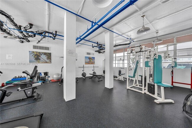 Building Photo - 2016 Bay Dr