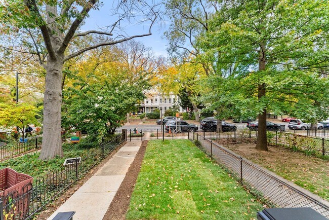 Building Photo - Renovated Hill East 3BR Near Metro + Parking