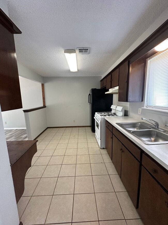 Building Photo - 3 Bed 1 Bath Brick Home with 1 Car Garage