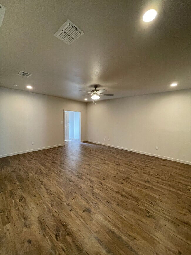 Building Photo - Beautiful New Townhome Located South of To...