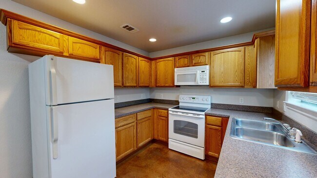 Building Photo - 3 BEDROOM, 2 BATH, 2 CAR GARAGE DUPLEX!!!