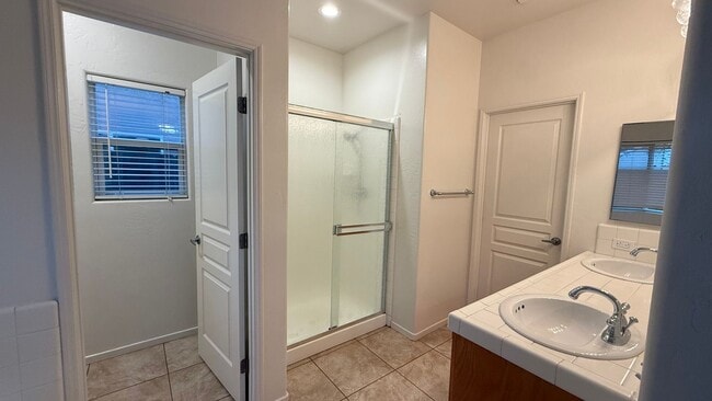 Building Photo - 3 Bedroom, 2 Bathroom Home in Desirable Tulare Neighborhood