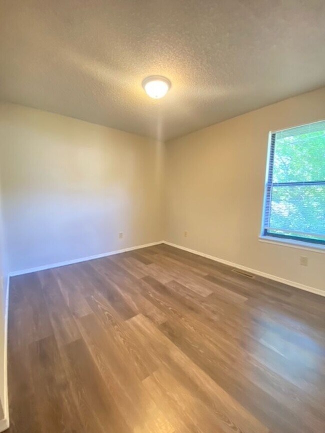 Building Photo - Great Duplex! 2 Bed, 1 Bath