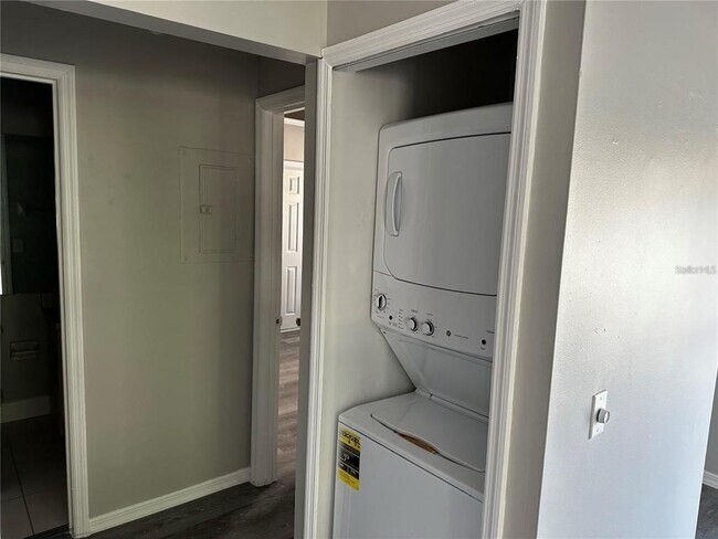 Building Photo - 652 Roaring Dr