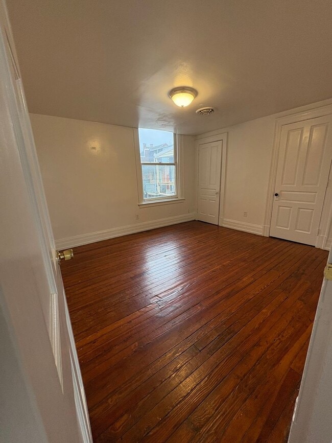 Building Photo - Spacious 2nd Floor 1 Bedroom Downtown-York City SD
