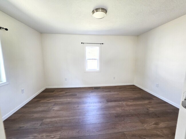 Building Photo - 1626 W Thoman St