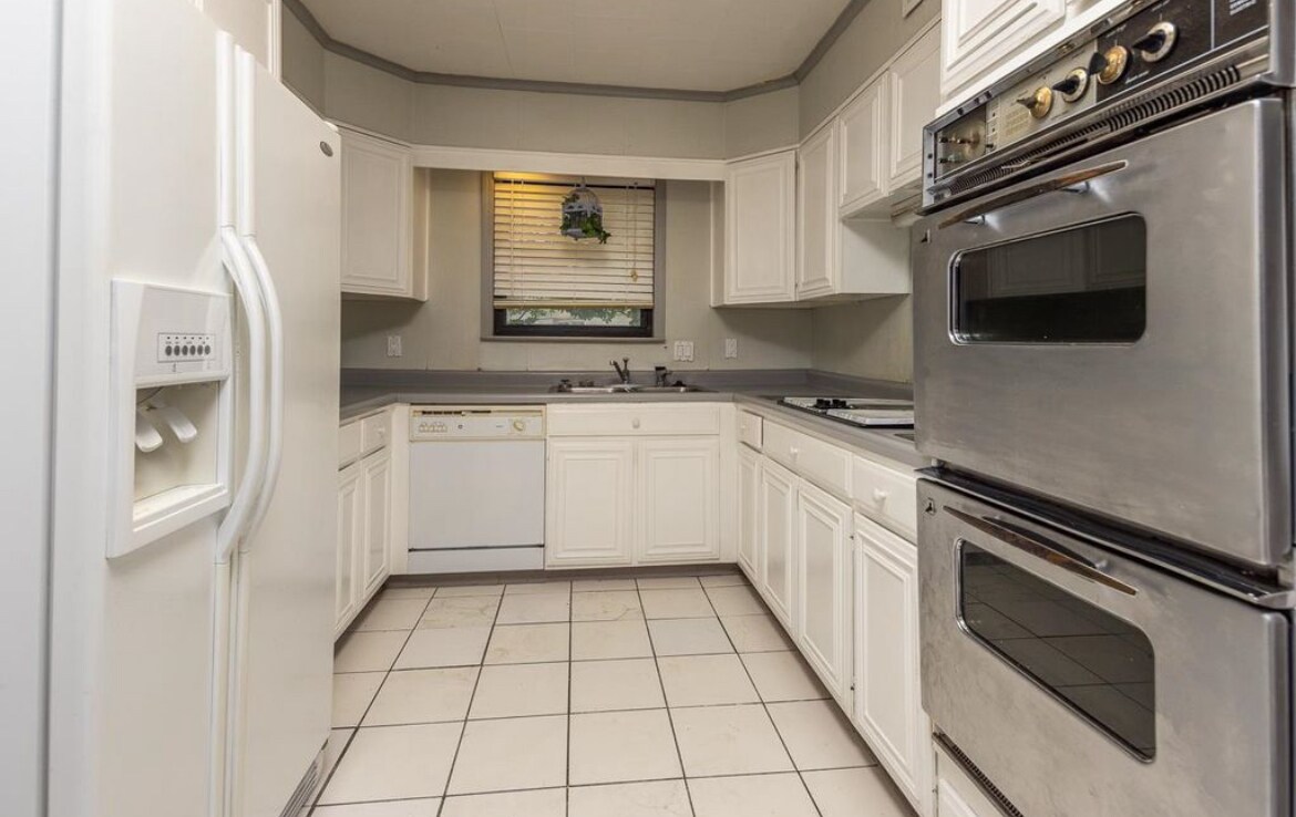 Building Photo - 2464 Monroe Ave