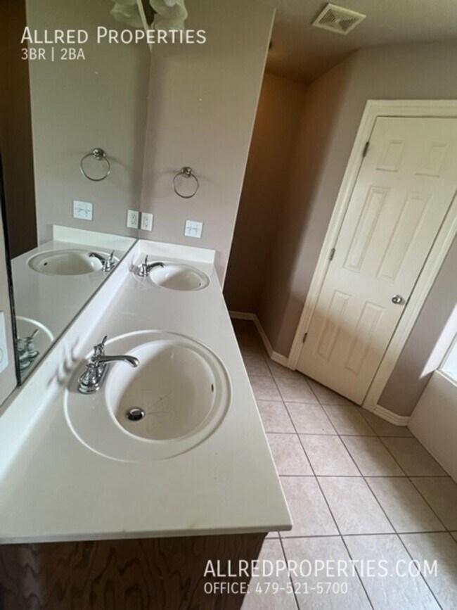 Building Photo - Gorgeous Single Family Home Off Of Mount C...