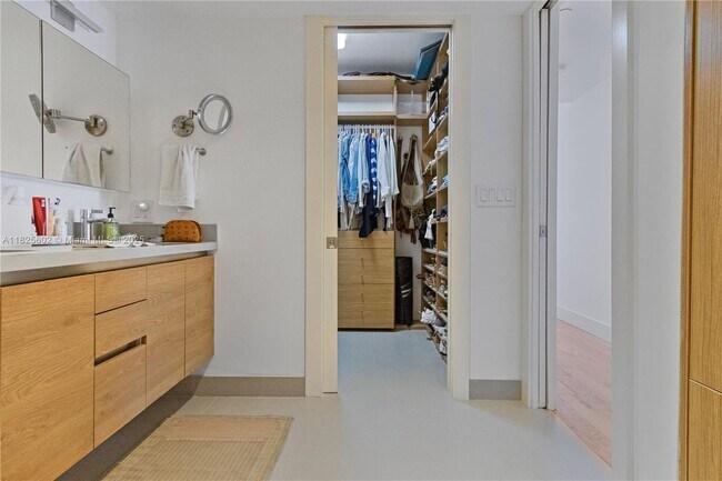 Building Photo - 520 Brickell Key Dr