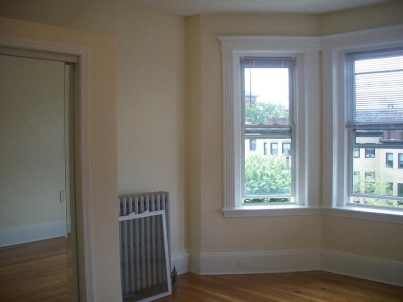 Building Photo - 463 Park Dr