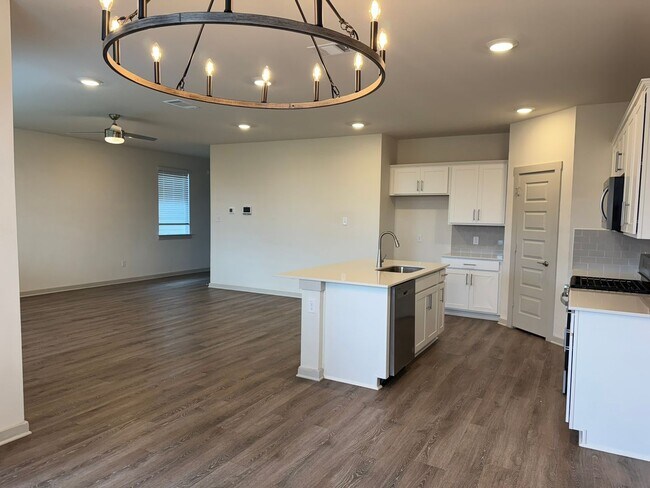 Building Photo - Ready for move-in! Spacious 4-bedroom, 3-b...