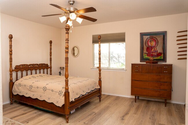 Building Photo - Fully Furnished South Austin Home - Rivers...