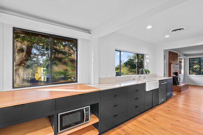 Building Photo - 1640 Highland Ave
