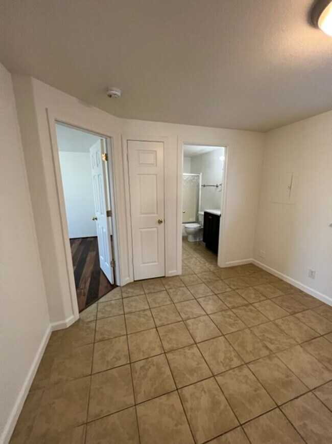 Building Photo - 710-710 Cedar St