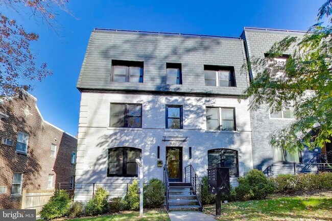 Building Photo - 4017 Davis Pl NW