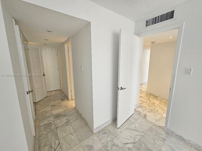 Building Photo - 18051 Biscayne Blvd