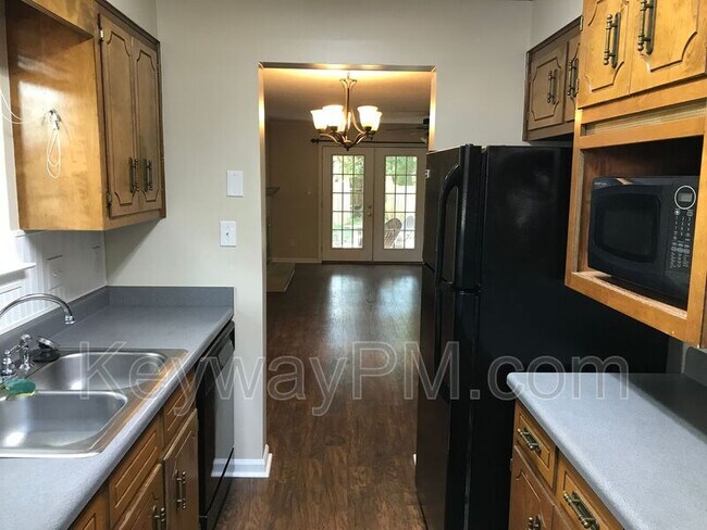 Building Photo - 2412 Deodara Dr