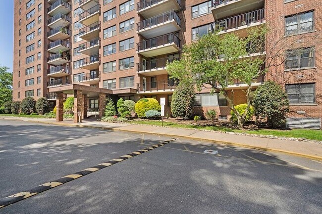 Building Photo - 225 St Pauls Ave